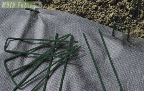 Műfű rögzítő tüske